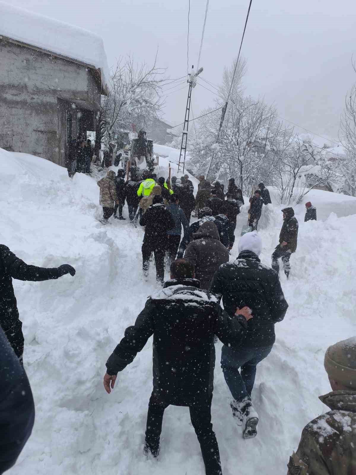 Çatak’ta çığ faciası: Kayıp kadın kurtarıldı
