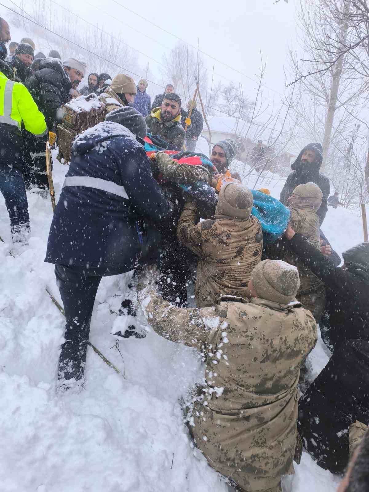 Çatak’ta çığ faciası: Kayıp kadın kurtarıldı
