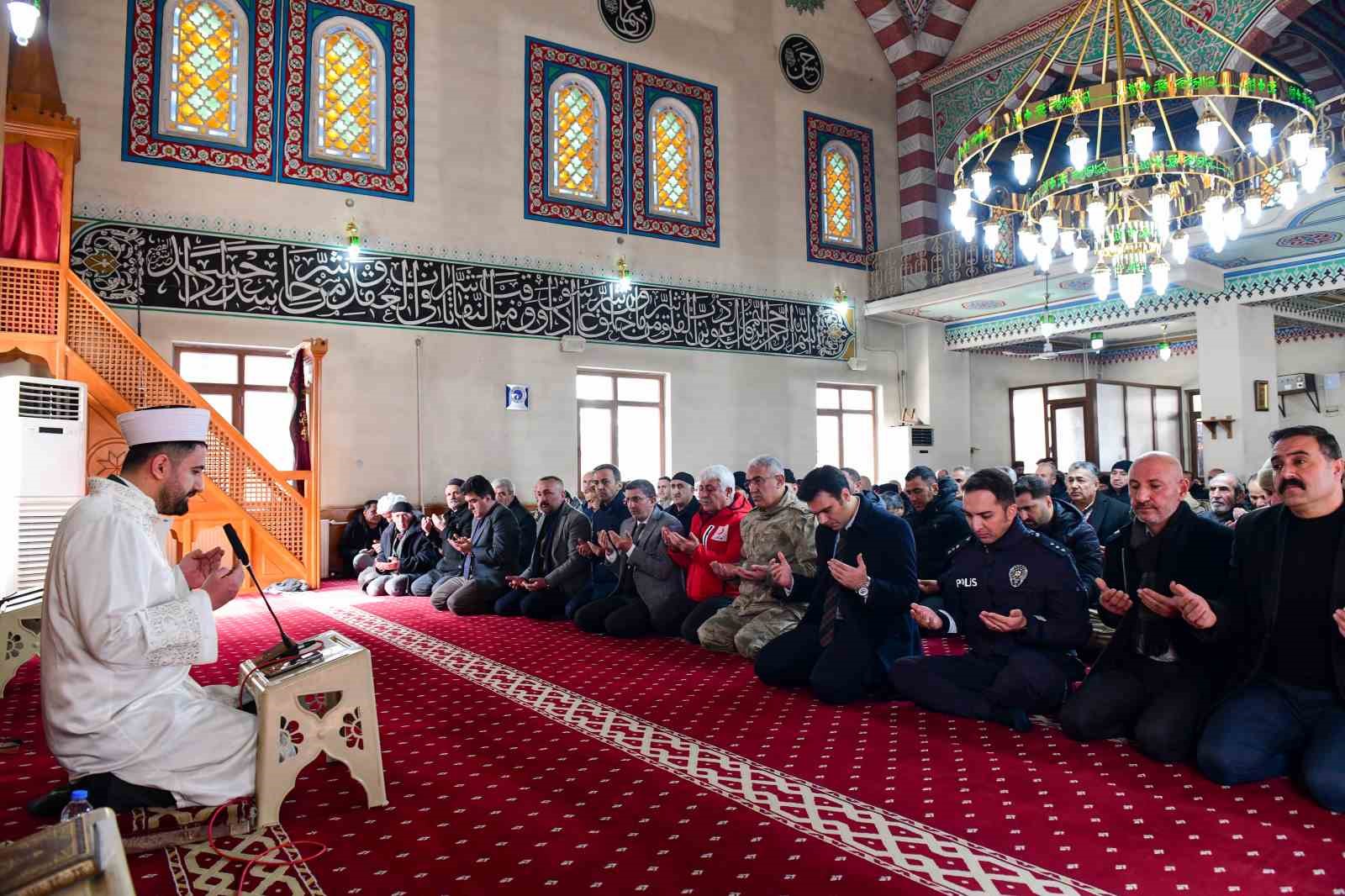 Çatak’ta çığ felaketinde hayatını kaybeden 42 kişi anıldı
