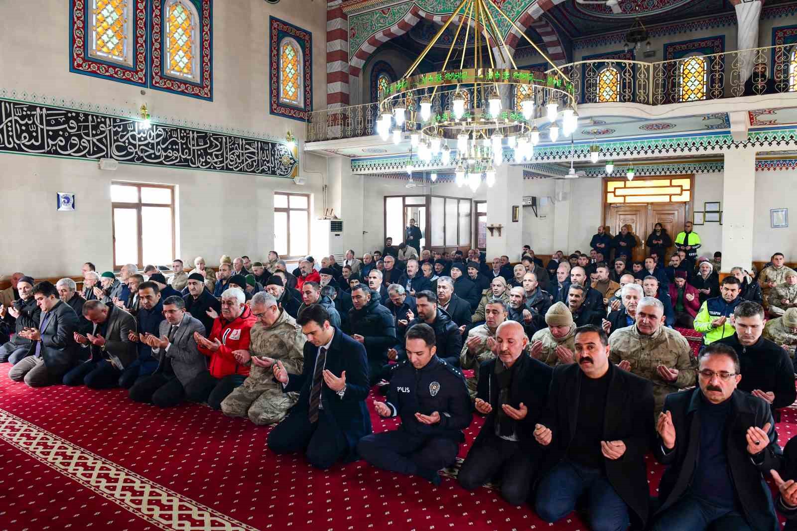 Çatak’ta çığ felaketinde hayatını kaybeden 42 kişi anıldı
