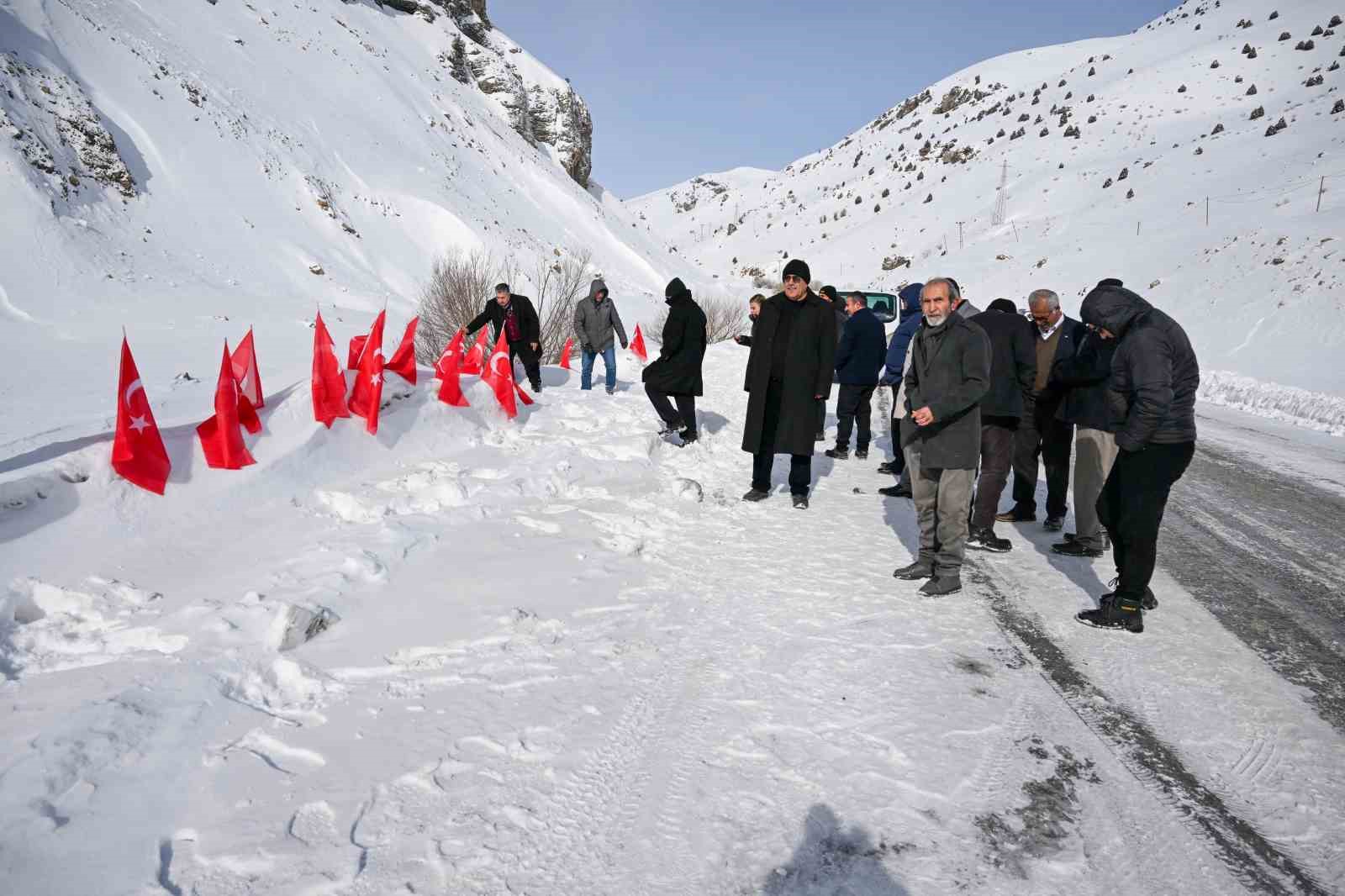 Çatak’ta çığ felaketinde hayatını kaybeden 42 kişi anıldı
