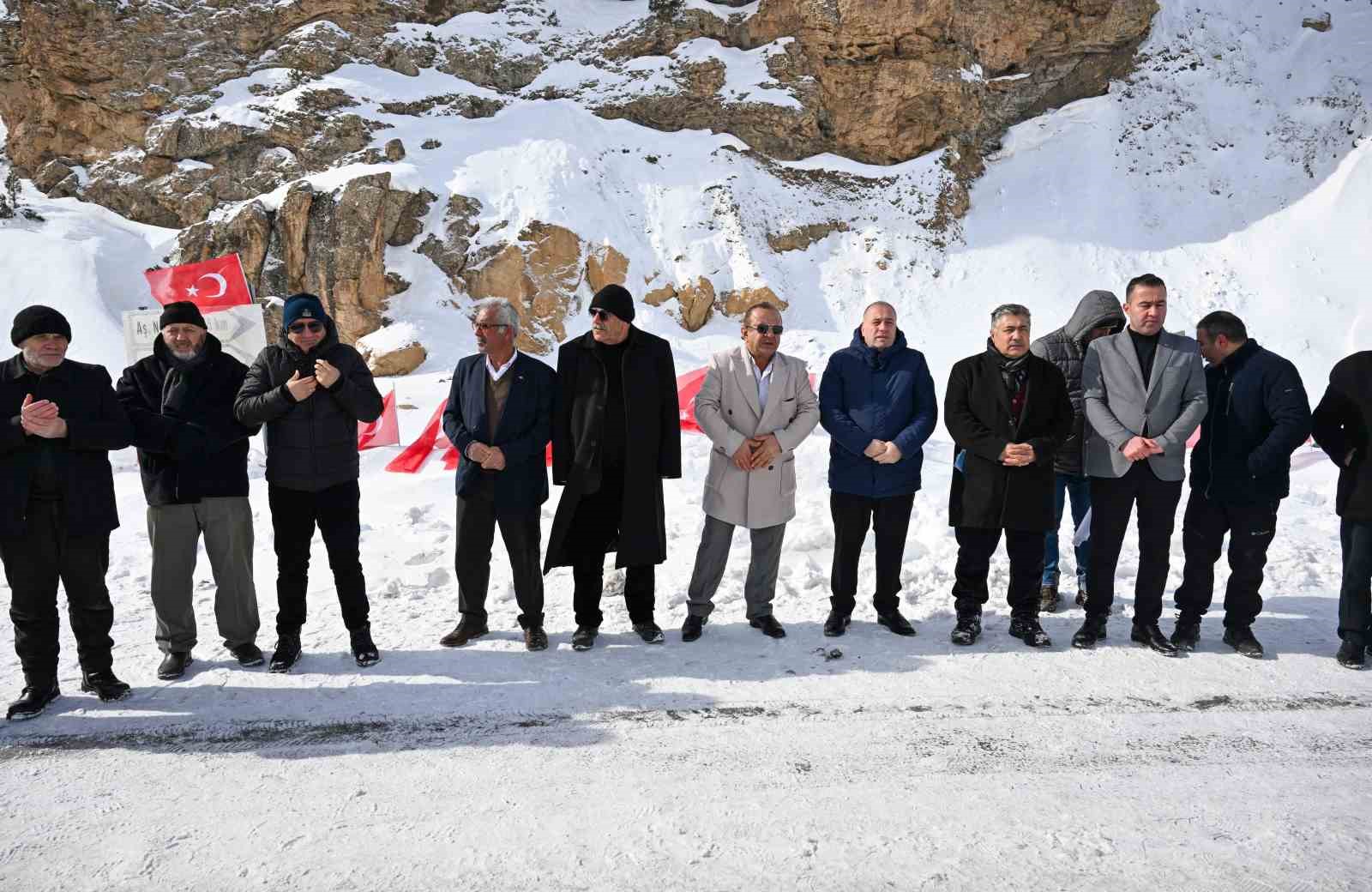 Çatak’ta çığ felaketinde hayatını kaybeden 42 kişi anıldı
