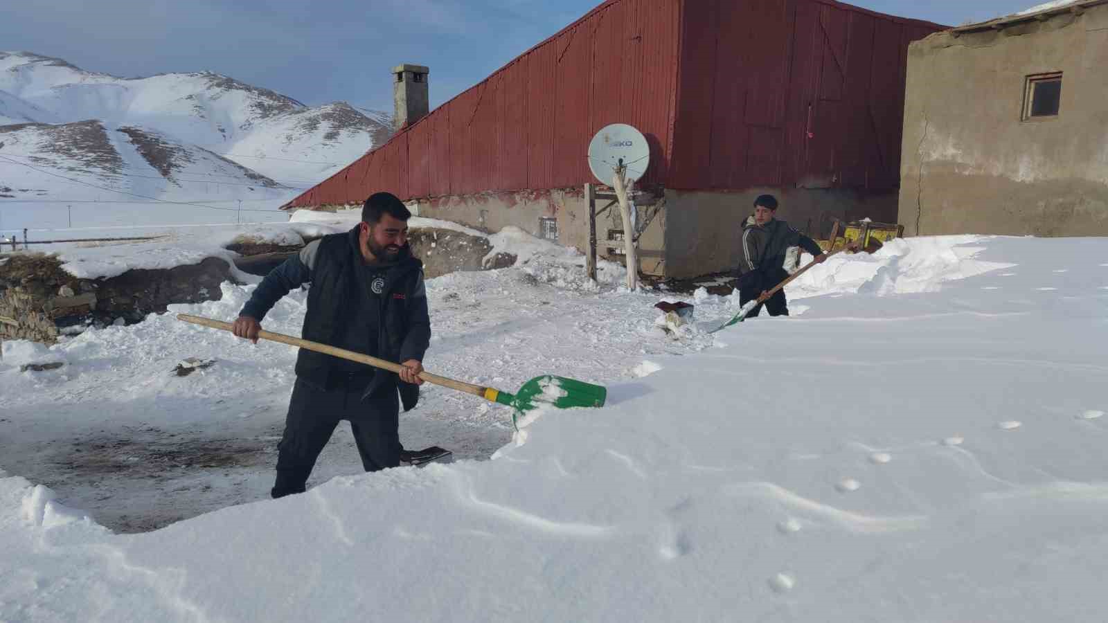 Çatak’ta kar mesaisi: Vatandaşlar damlarda kar temizlemeye başladı
