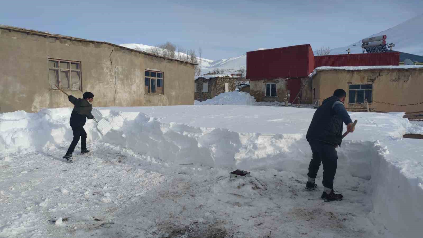 Çatak’ta kar mesaisi: Vatandaşlar damlarda kar temizlemeye başladı
