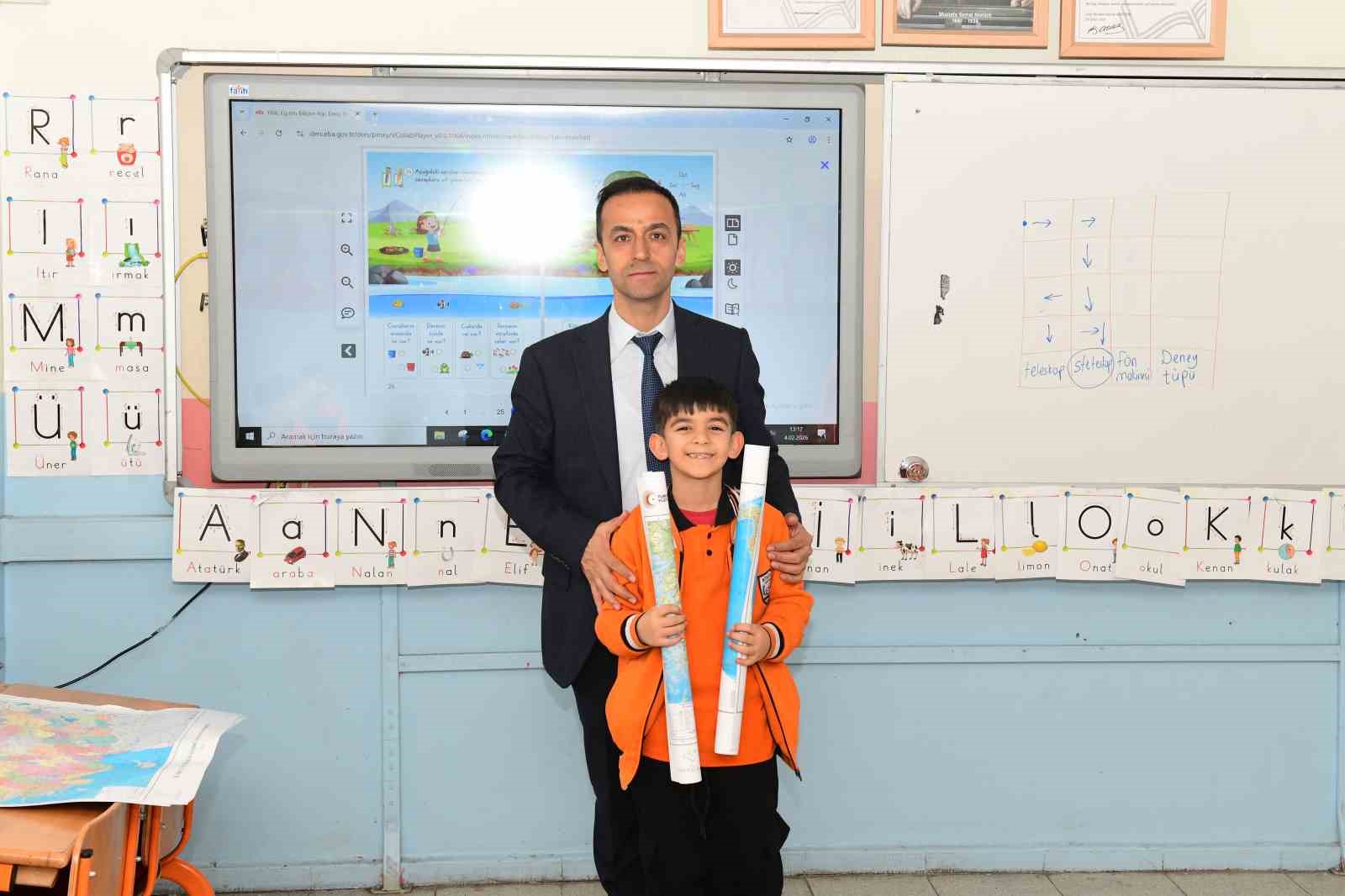 Çatak’ta öğrencilere dünya ve Türkiye haritaları dağıtıldı

