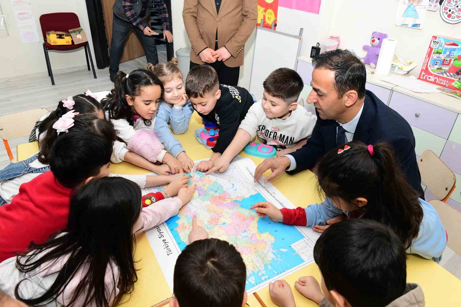 Çatak’ta öğrencilere dünya ve Türkiye haritaları dağıtıldı
