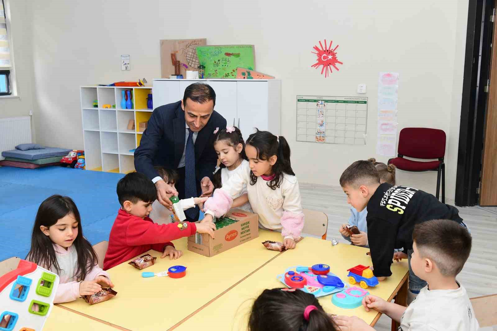 Çatak’ta öğrencilere dünya ve Türkiye haritaları dağıtıldı
