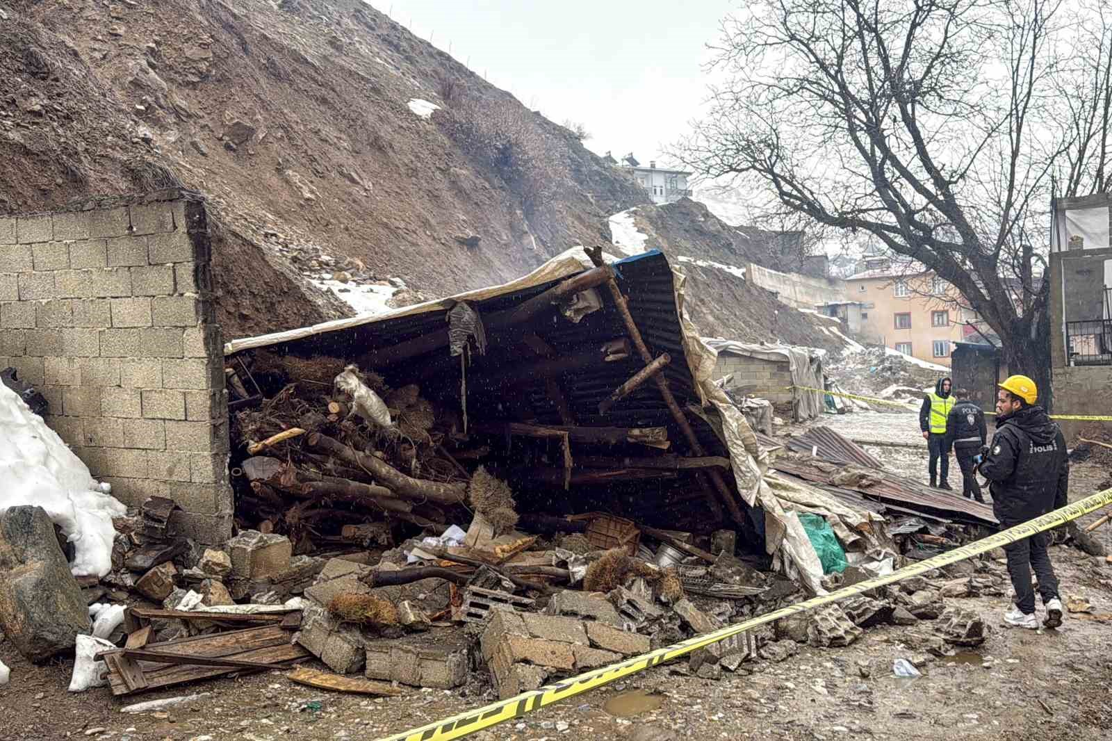Çatak’ta tandır evi çöktü: Babaanne ile torunu yaralandı
