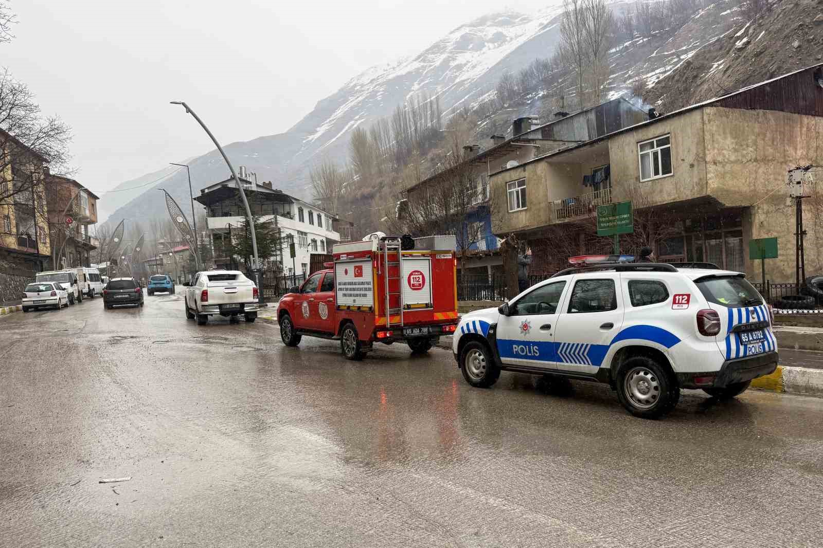Çatak’ta tandır evi çöktü: Babaanne ile torunu yaralandı
