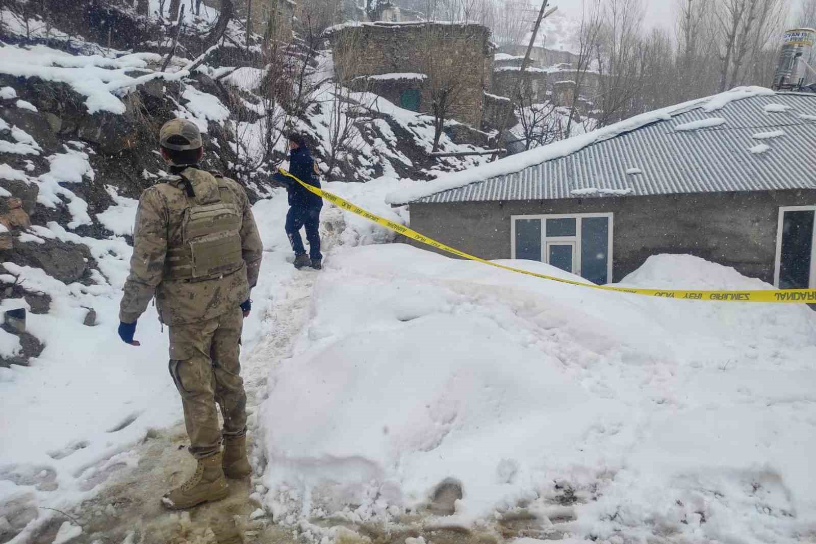 Çatak’ta toprak kayması: 2 katlı ev hasar gördü
