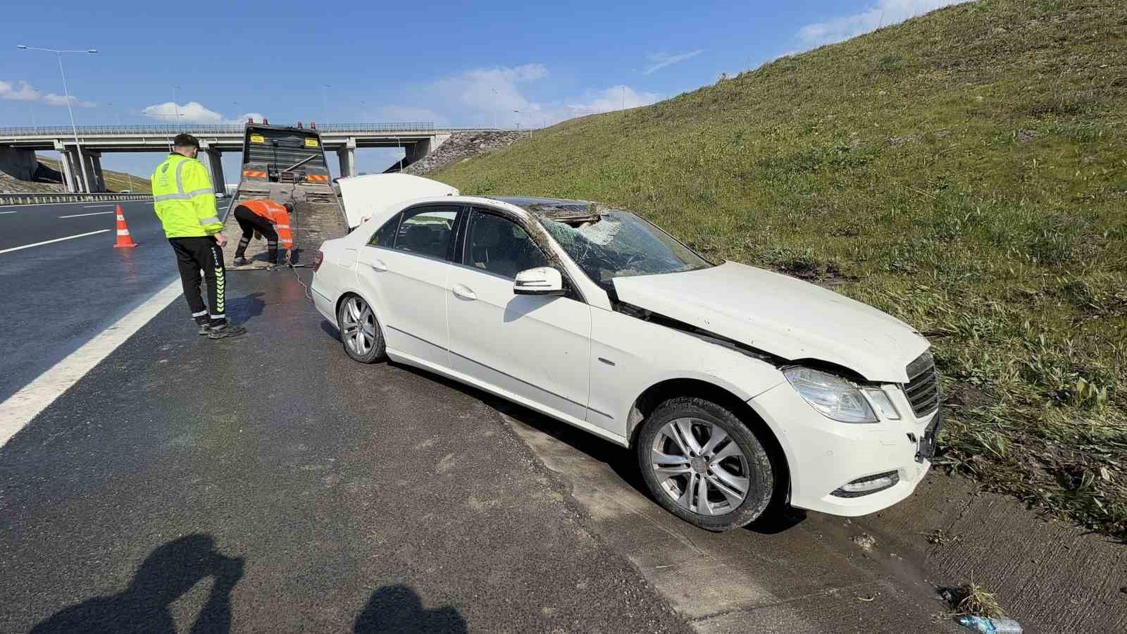 Çatalca’da otomobil takla attı: 2 kişi burnu bile kanamadan kurtuldu
