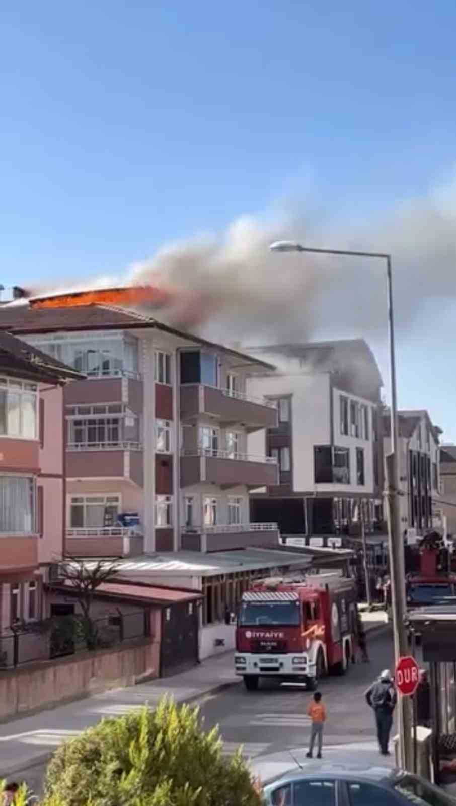 Çatı katı alevlere teslim oldu
