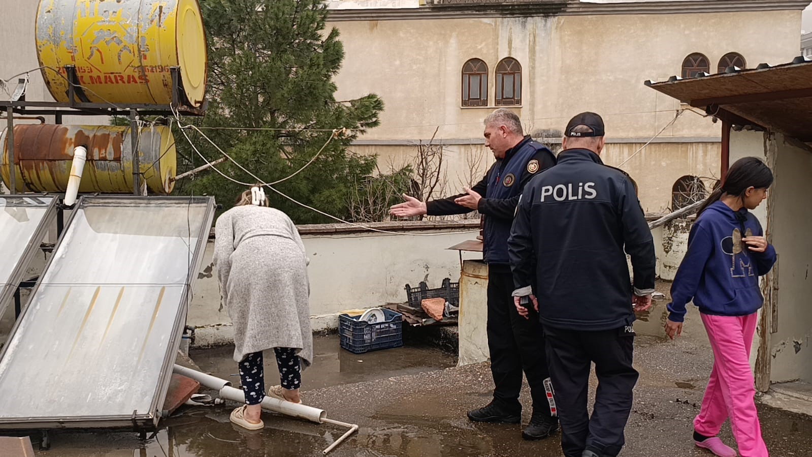 Çatı katında mahsur kalan kediyi polis ve itfaiye kurtardı
