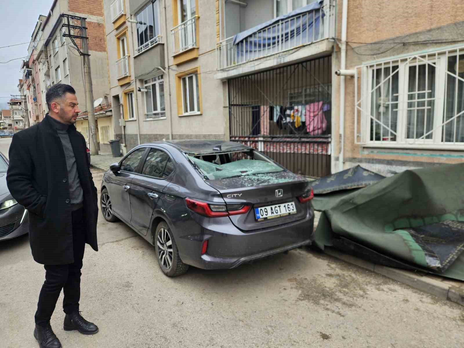 Çatı, lodosla birlikte otomobilin üzerine uçtu
