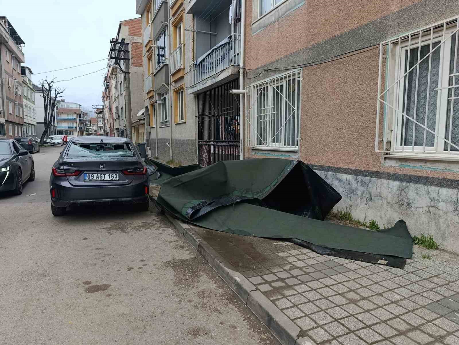 Çatı, lodosla birlikte otomobilin üzerine uçtu
