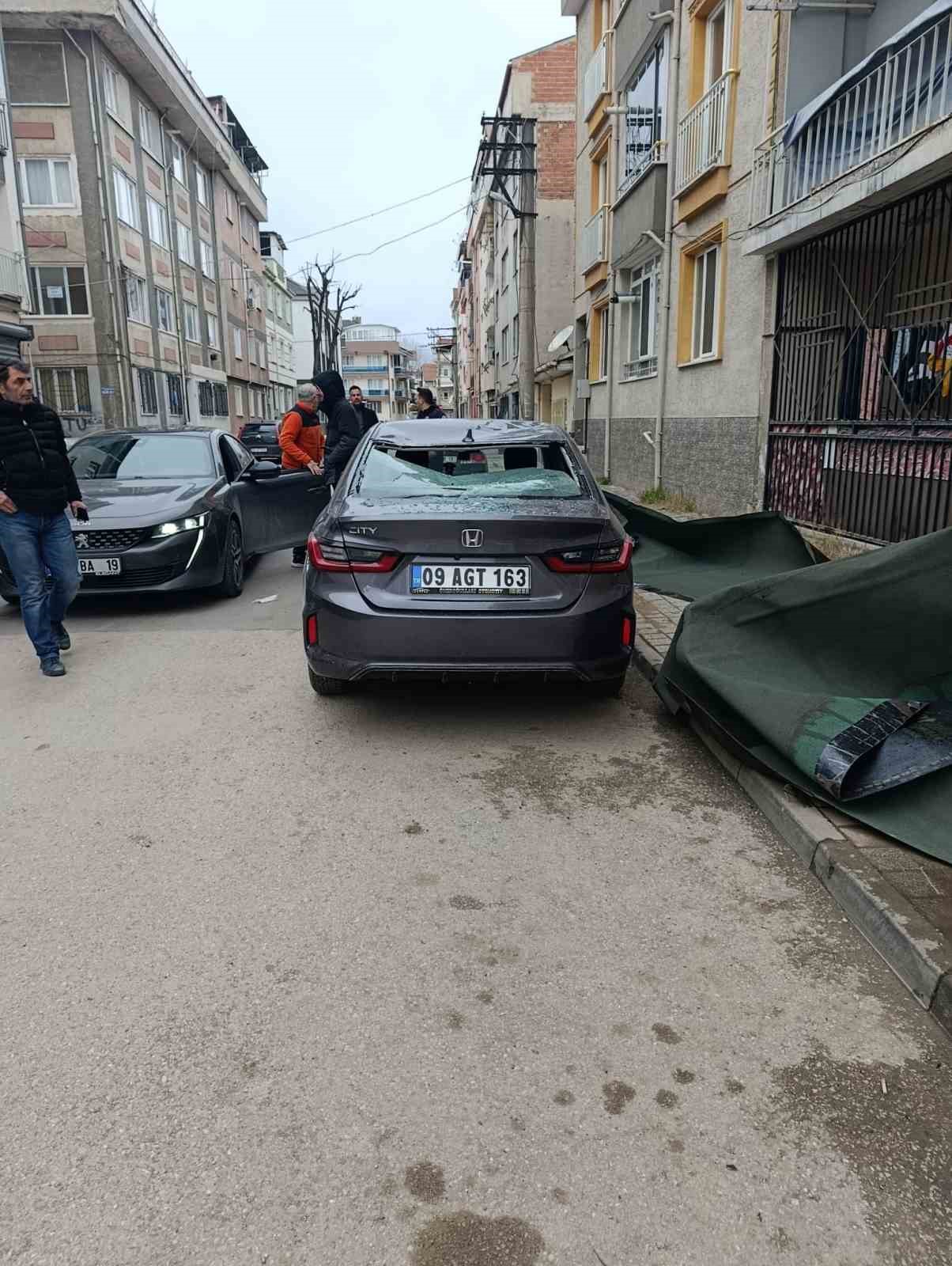Çatı, lodosla birlikte otomobilin üzerine uçtu

