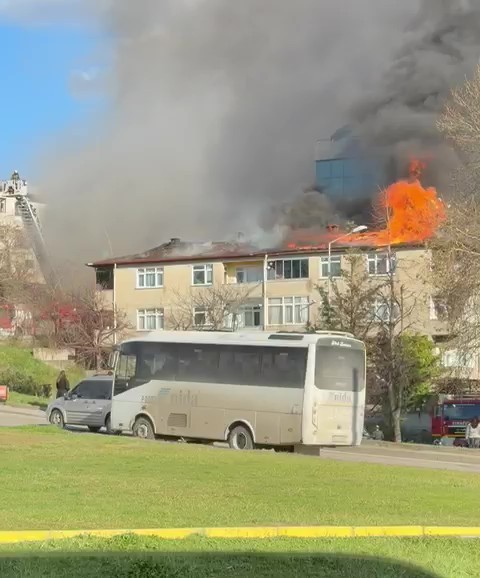 Çatı onarımı sırasında yangın çıktı
