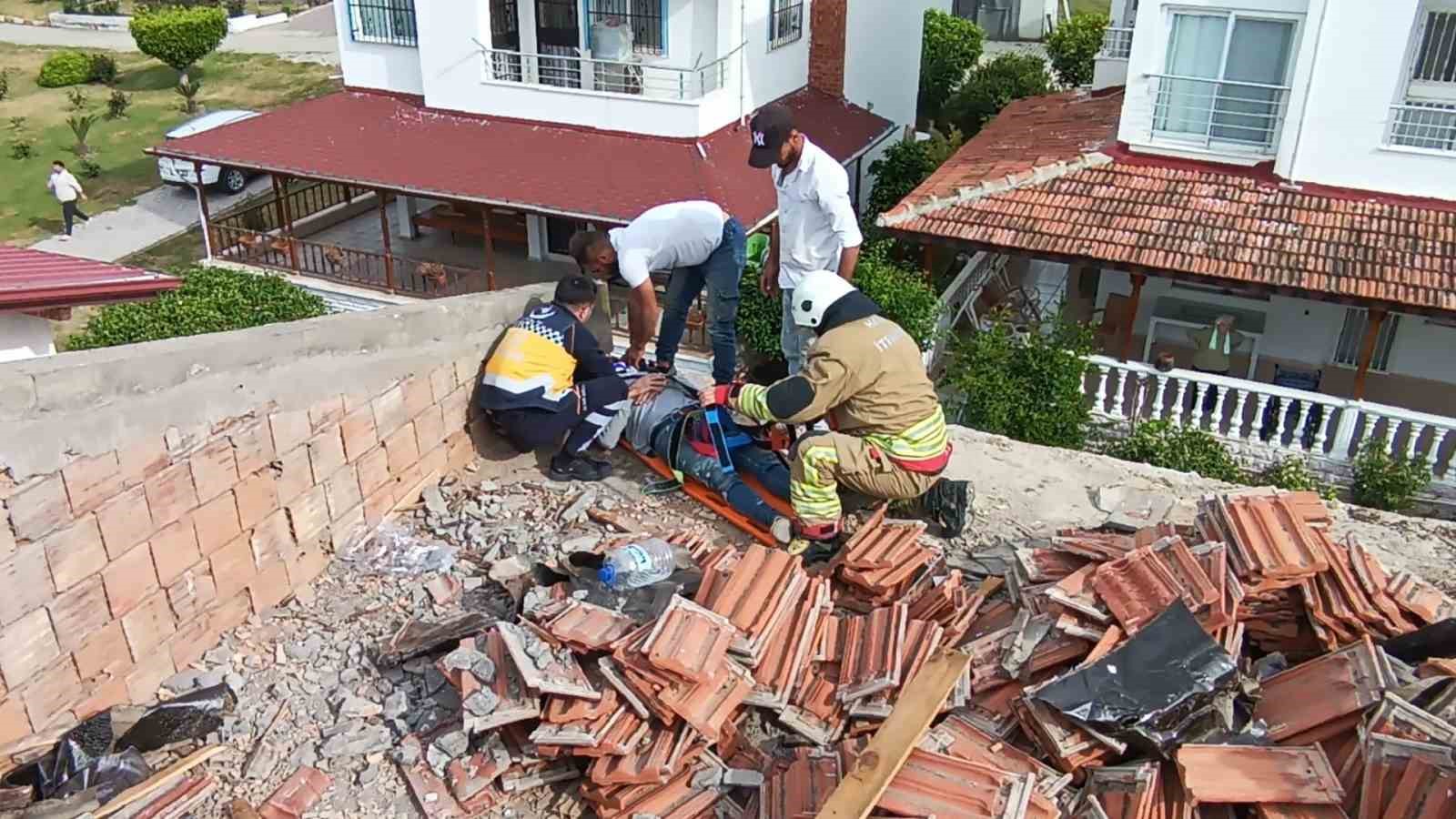 Çatı tadilatında üzerine su deposu devrilen işçi yaralandı
