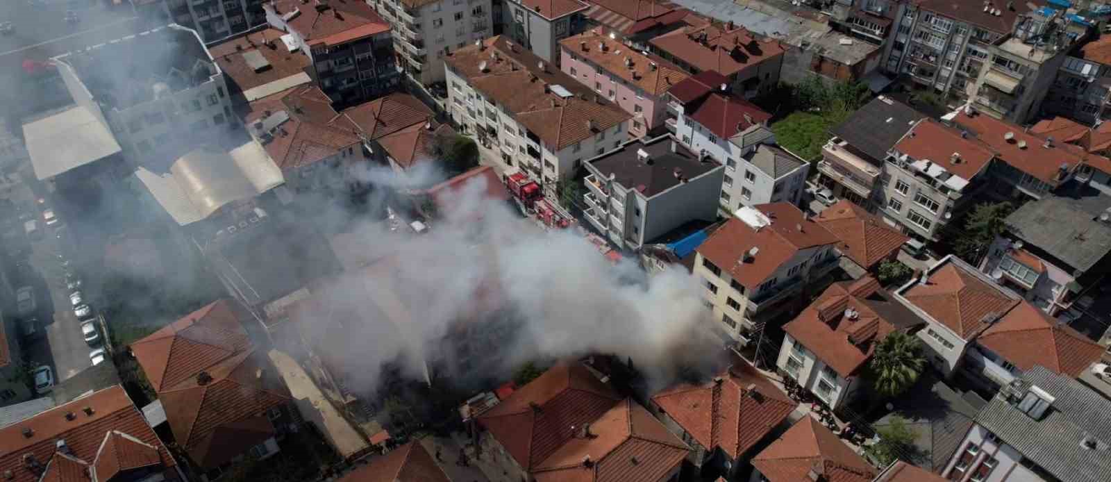 Çatı yangınında annenin dikkati faciayı önledi
