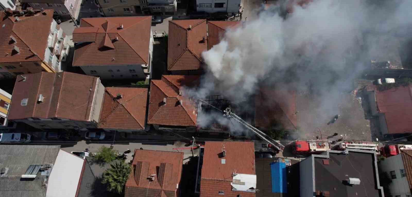 Çatı yangınında annenin dikkati faciayı önledi
