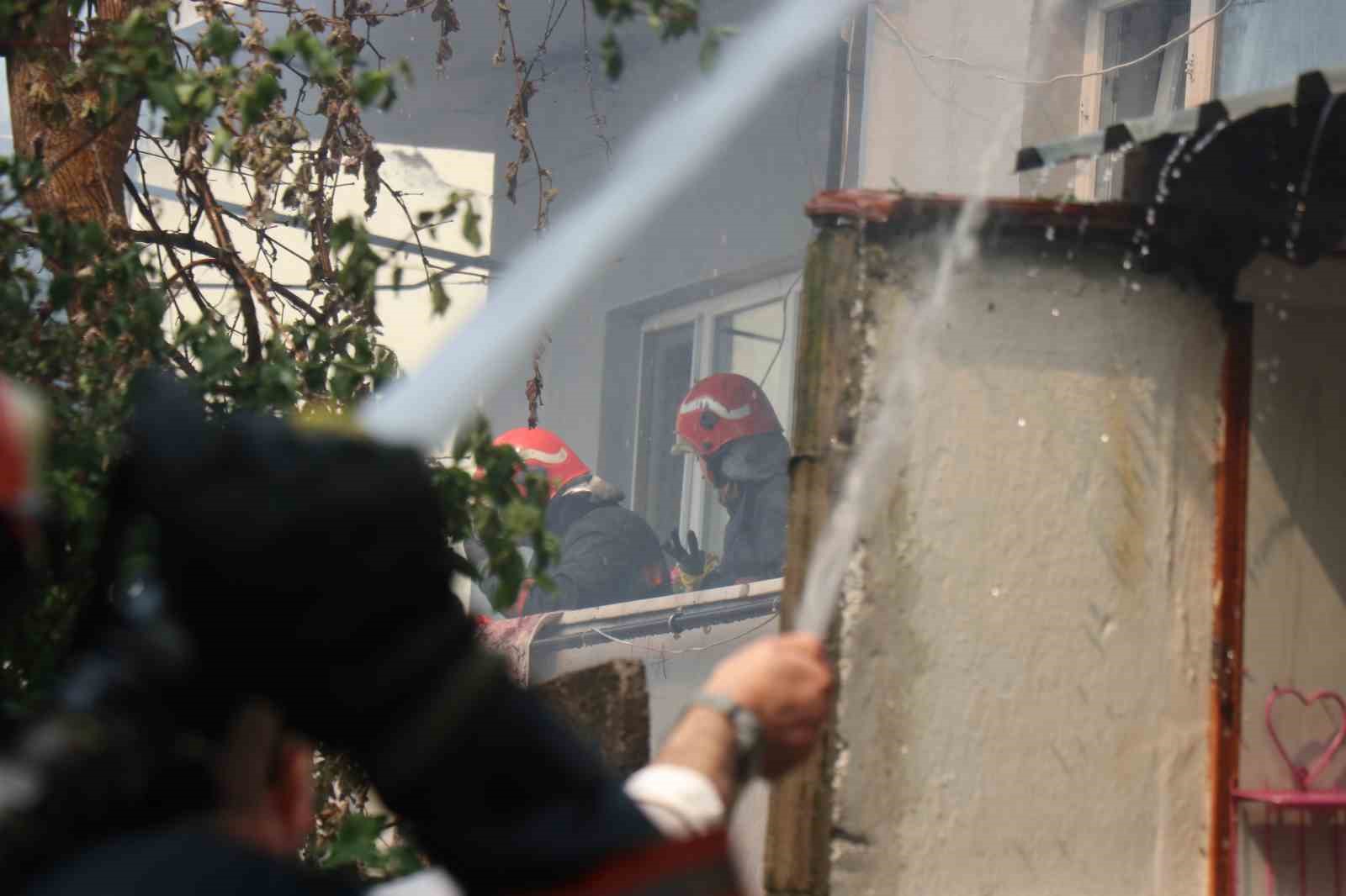Çatı yangınında annenin dikkati faciayı önledi
