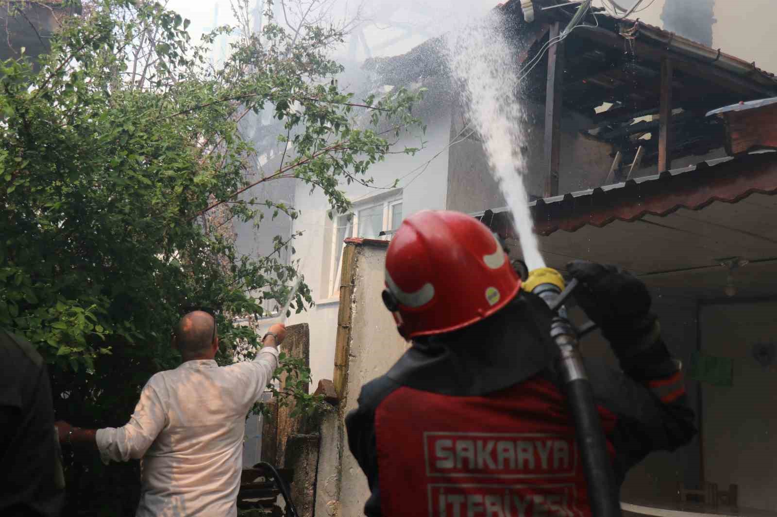 Çatı yangınında annenin dikkati faciayı önledi
