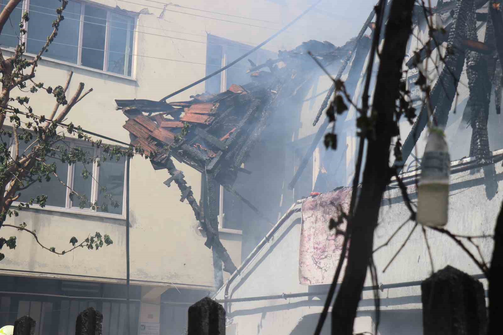 Çatı yangınında annenin dikkati faciayı önledi
