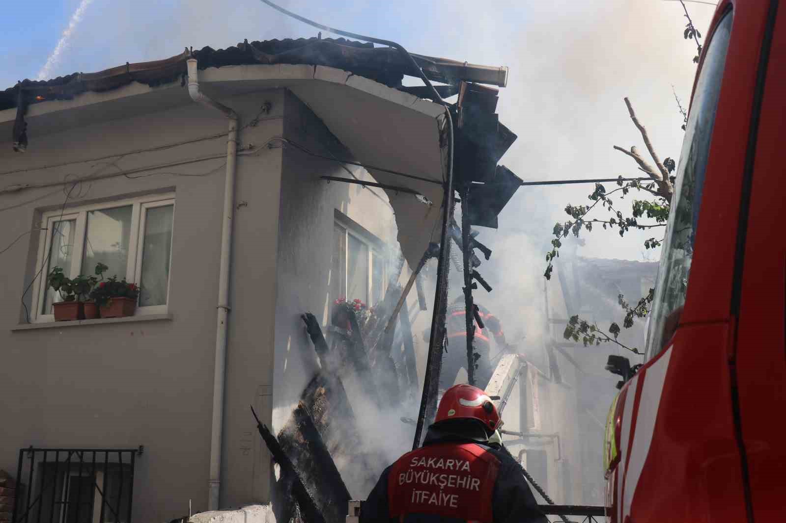 Çatı yangınında annenin dikkati faciayı önledi
