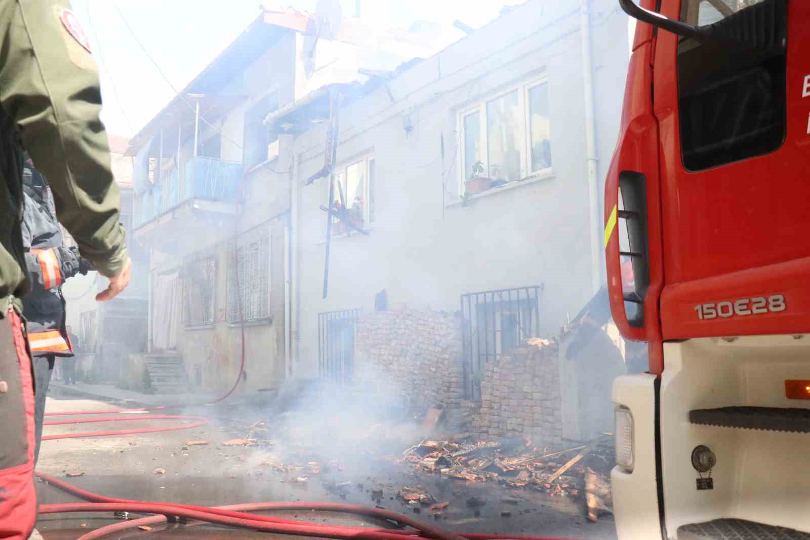 Çatı yangınında annenin dikkati faciayı önledi
