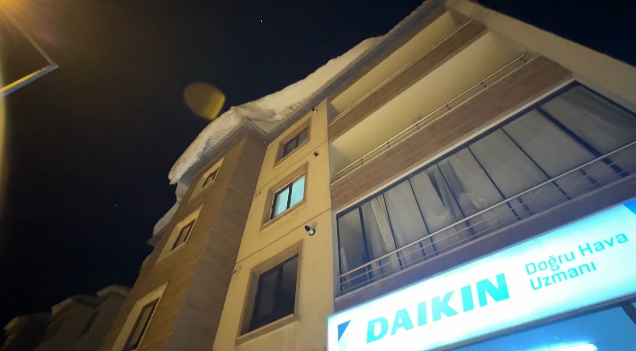 Çatıda biriken kar dehşeti: İş yeri sahibi ölümden döndü
