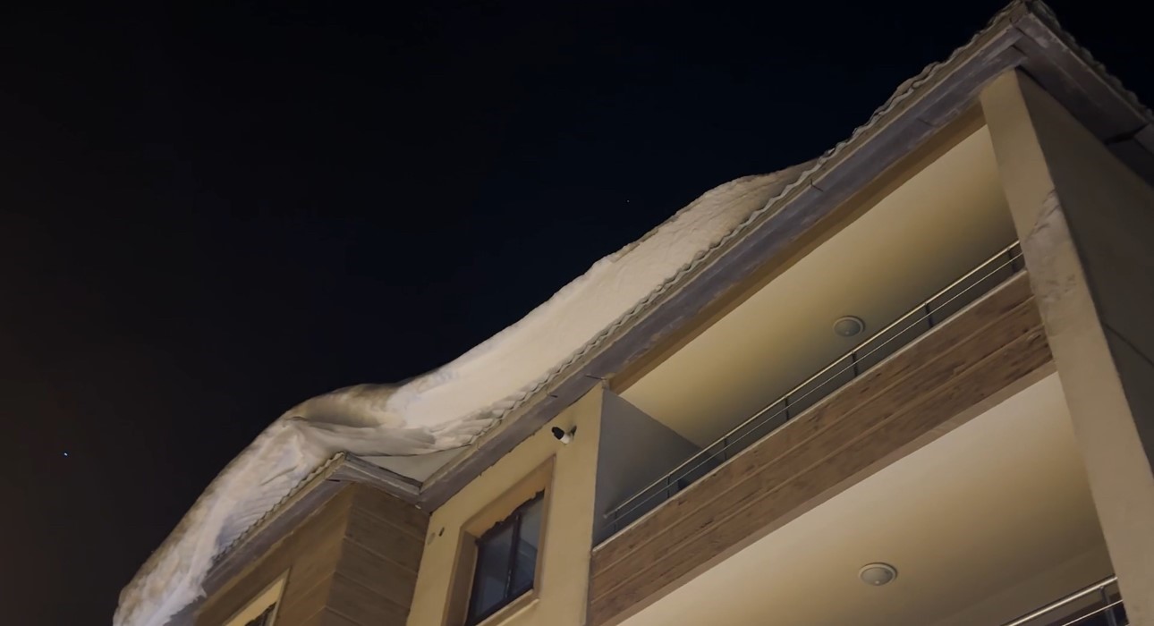 Çatıda biriken kar dehşeti: İş yeri sahibi ölümden döndü
