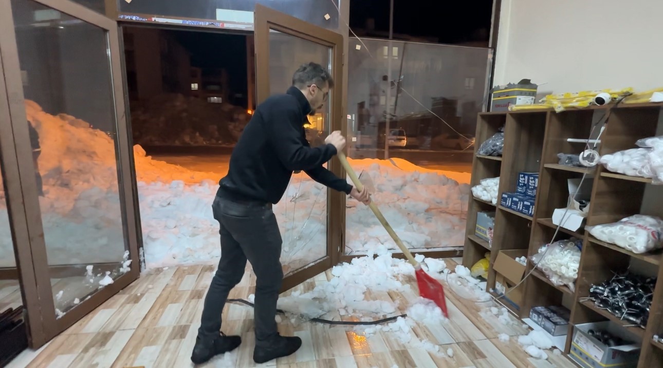 Çatıda biriken kar dehşeti: İş yeri sahibi ölümden döndü
