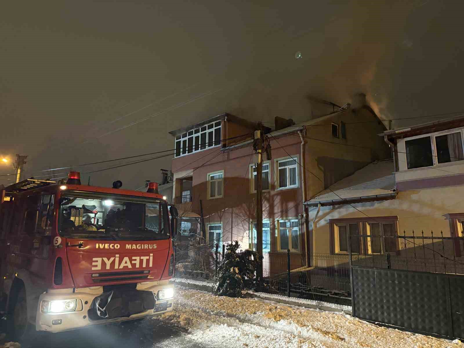 Çatıda çıkan yangın 2 saatte söndürüldü
