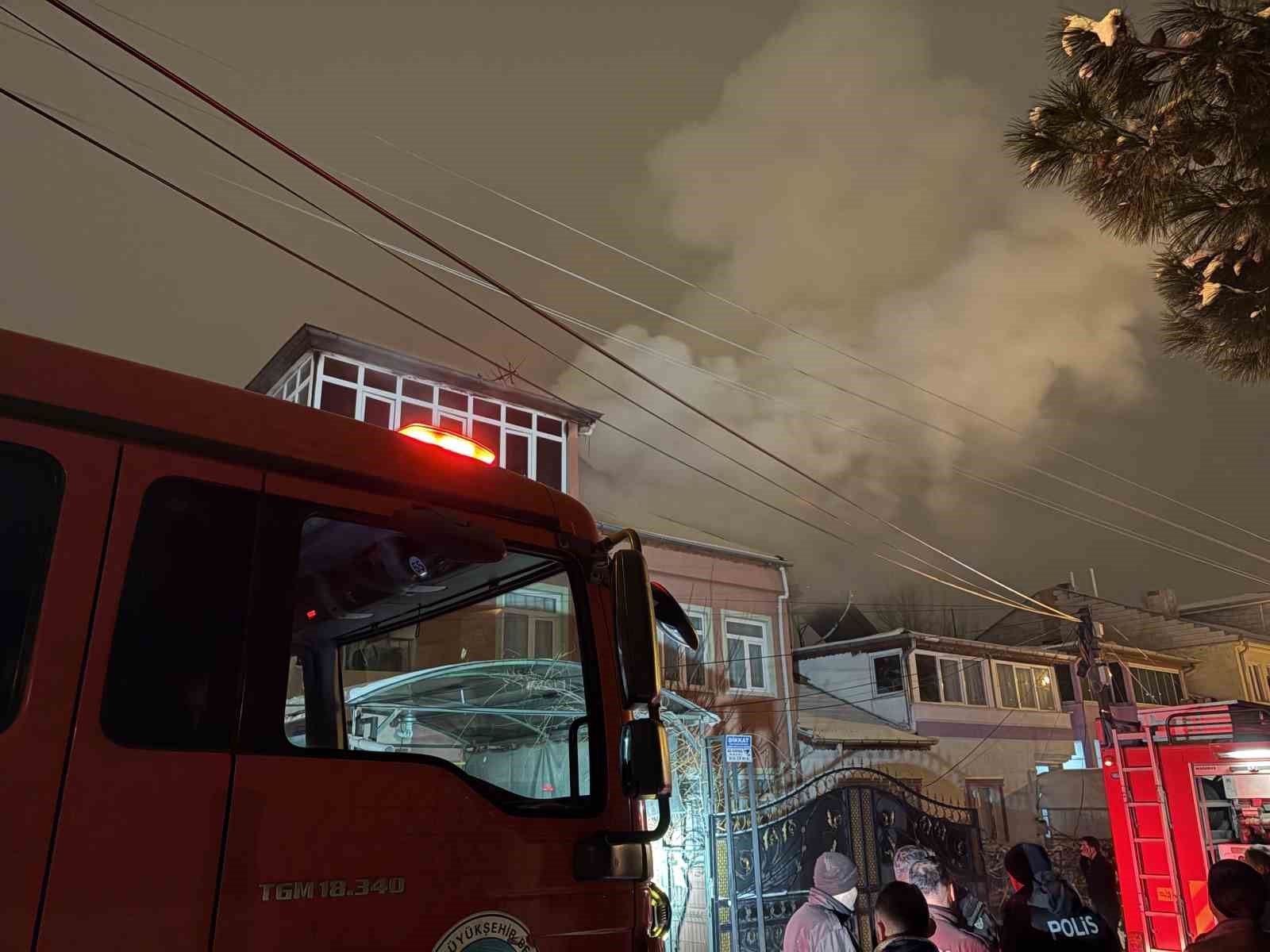 Çatıda çıkan yangın 2 saatte söndürüldü
