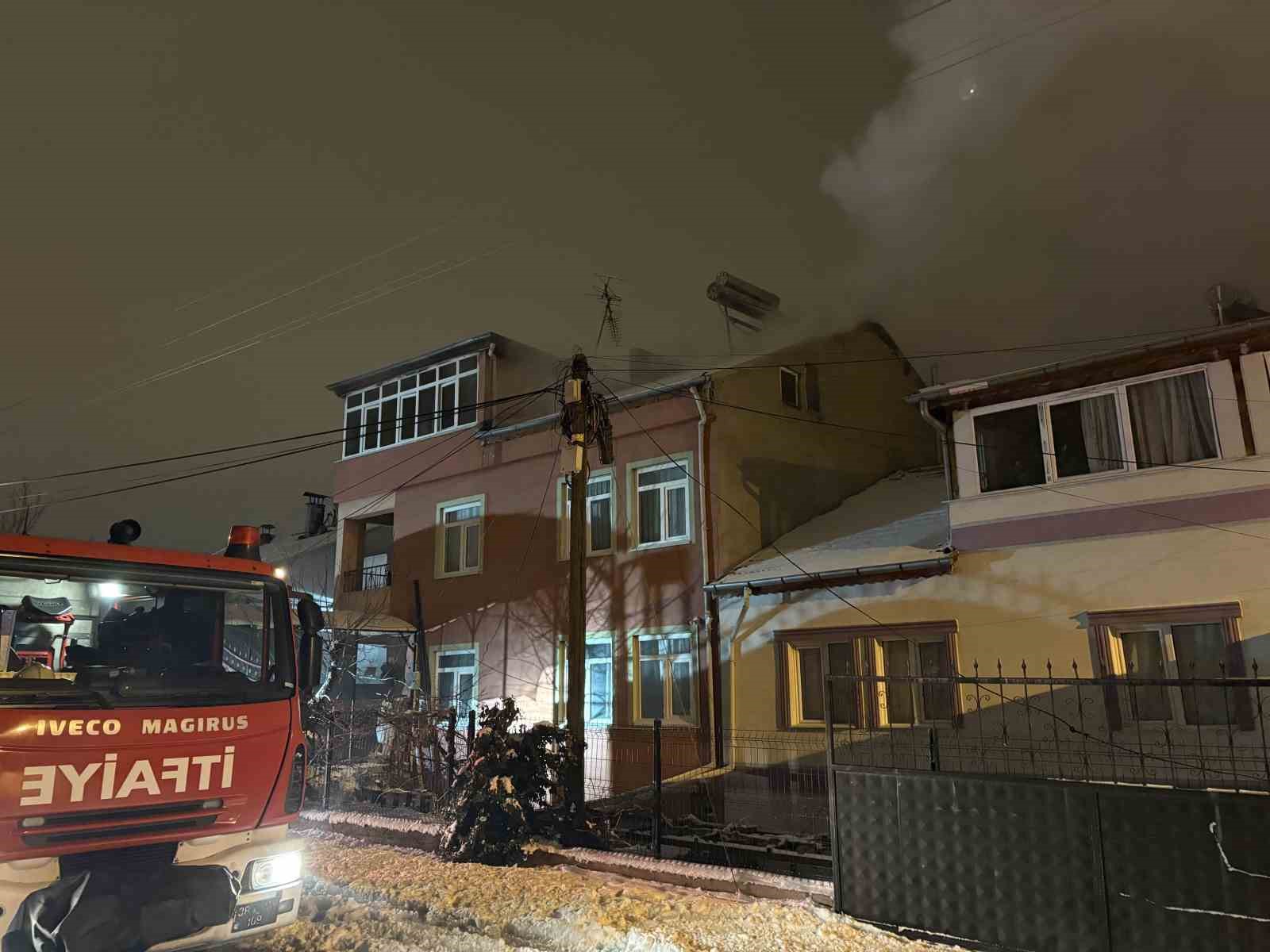 Çatıda çıkan yangın 2 saatte söndürüldü
