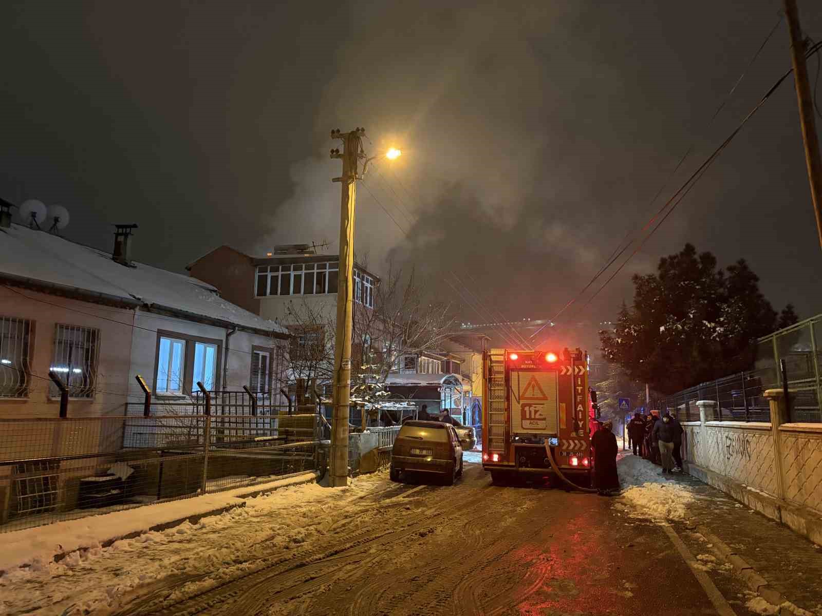 Çatıda çıkan yangın 2 saatte söndürüldü
