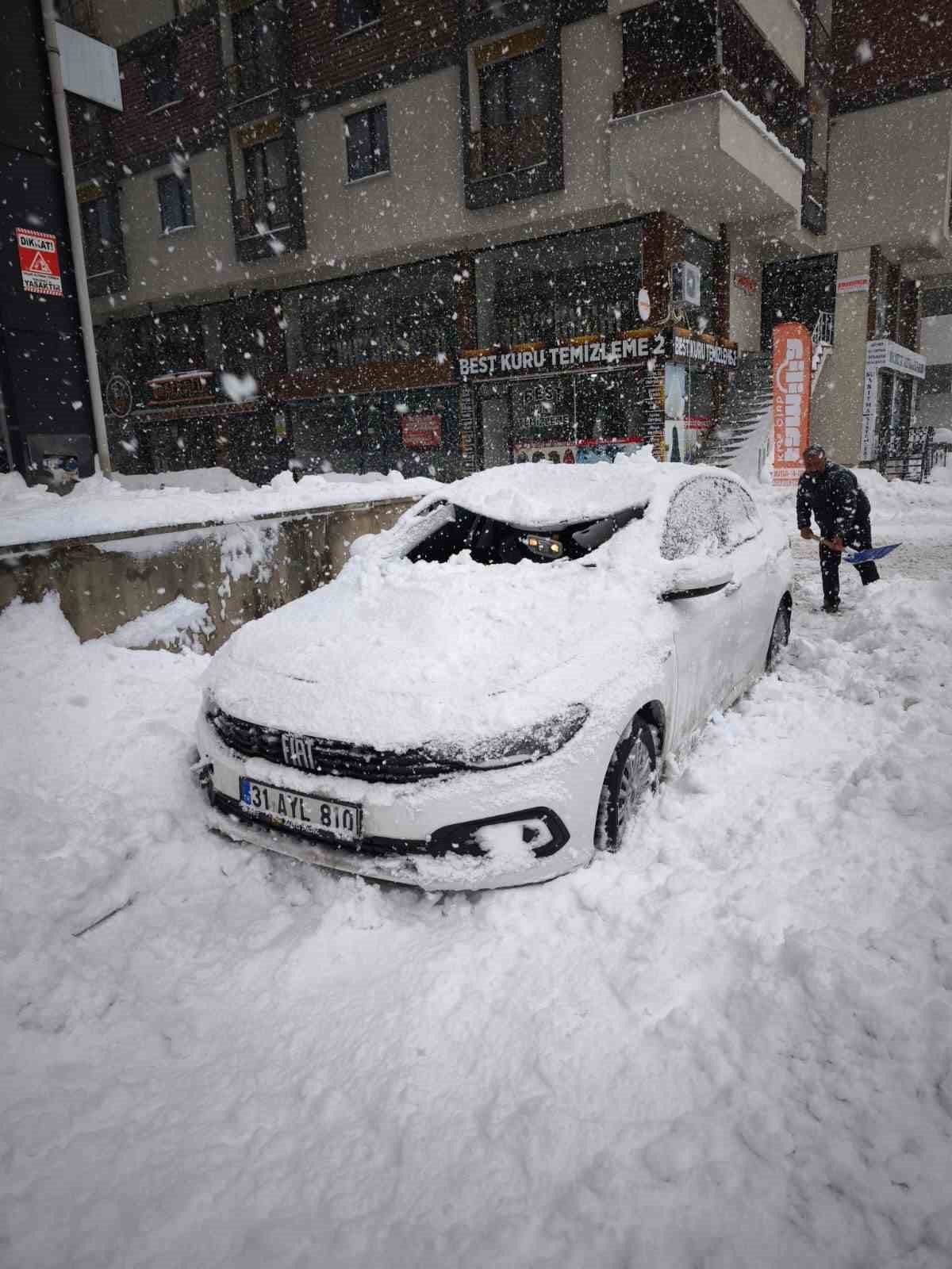 Çatıda çözülen kar kütlesi otomobilin üzerine düştü
