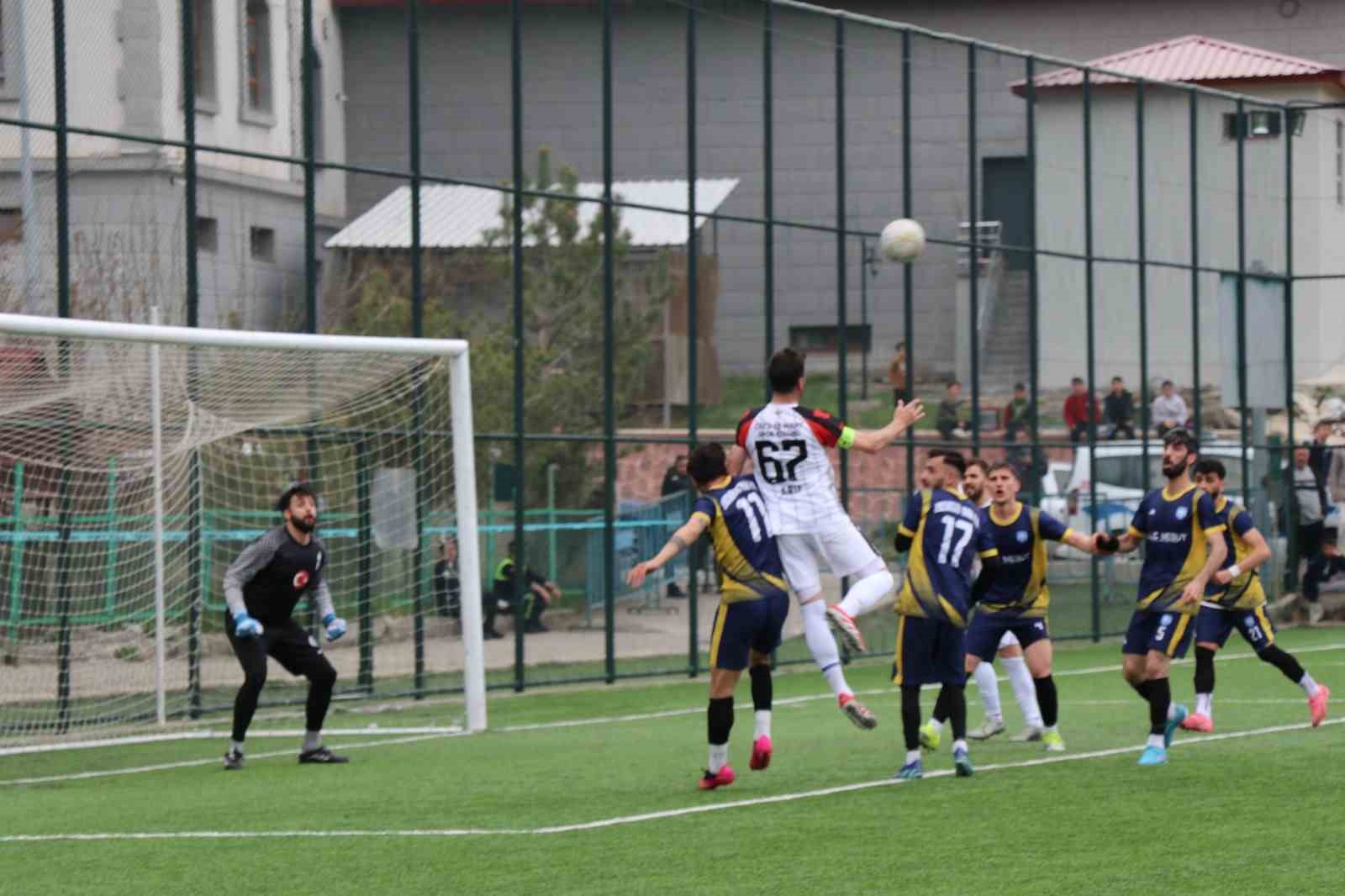 Çatıda kaygana yiyerek maç izlediler
