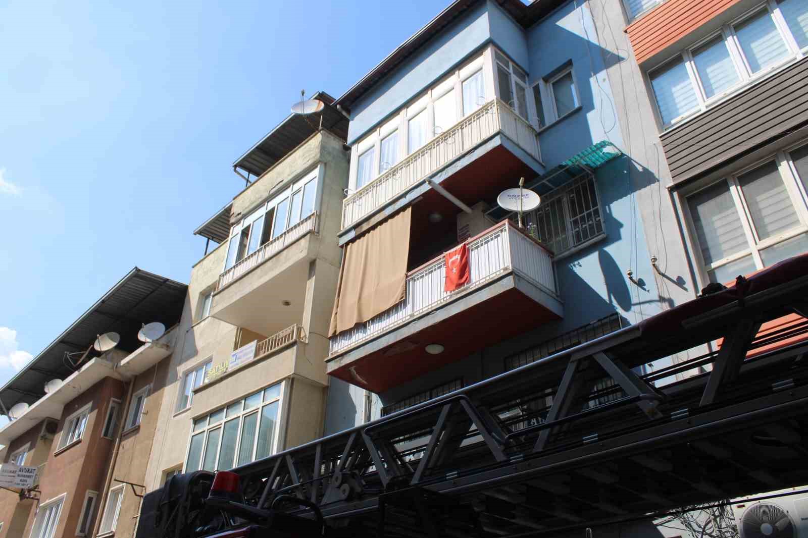 Çatıda yaktığı kablo ekipleri harekete geçirdi
