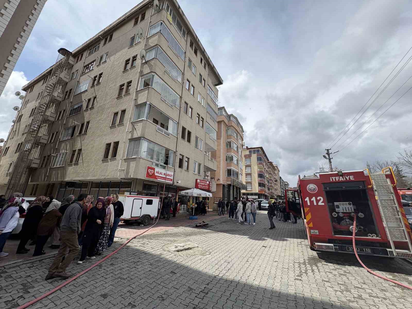 Çatıdan apartman boşluğuna düşen şahıs hayatını kaybetti
