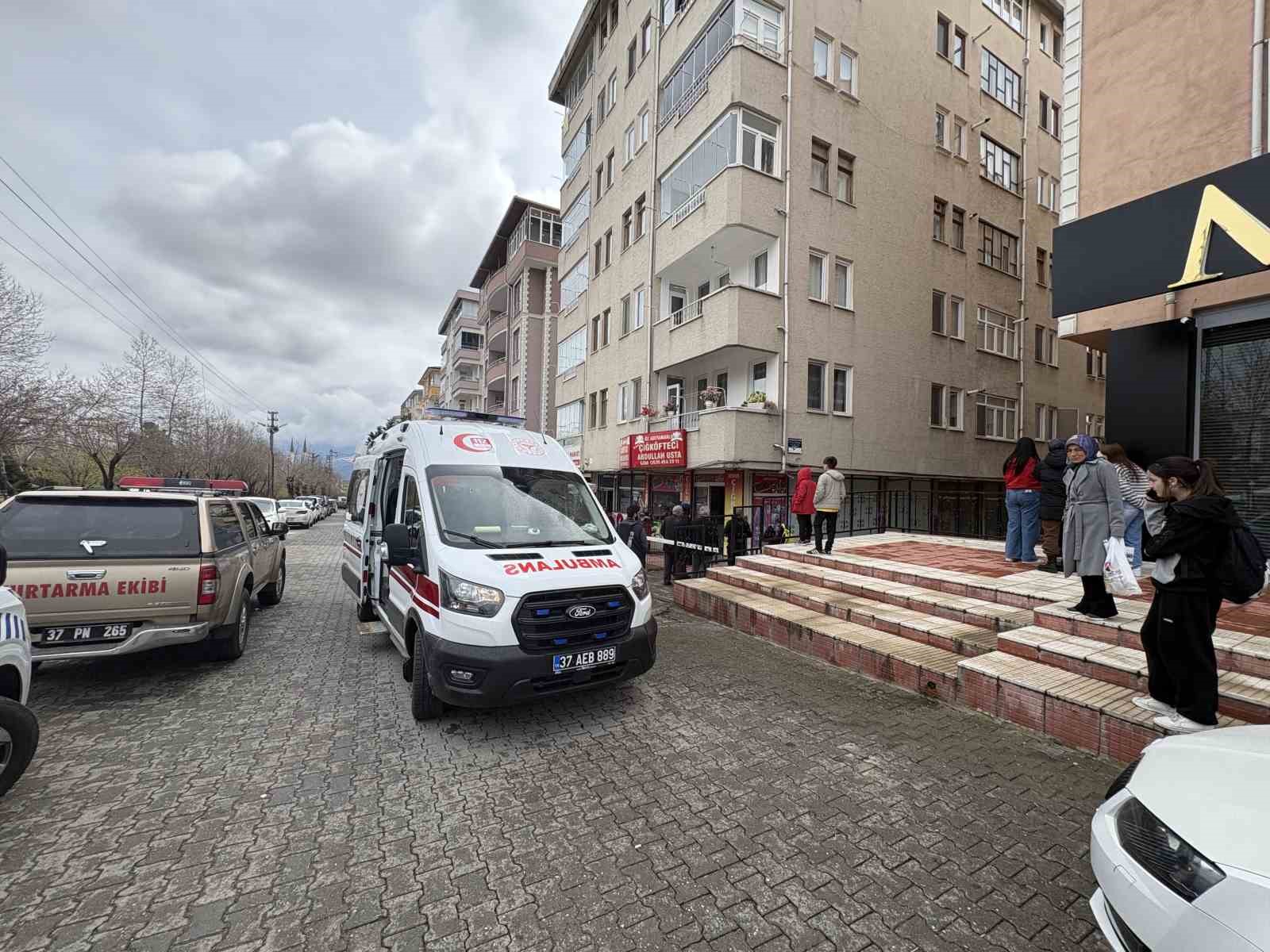 Çatıdan apartman boşluğuna düşen şahıs hayatını kaybetti
