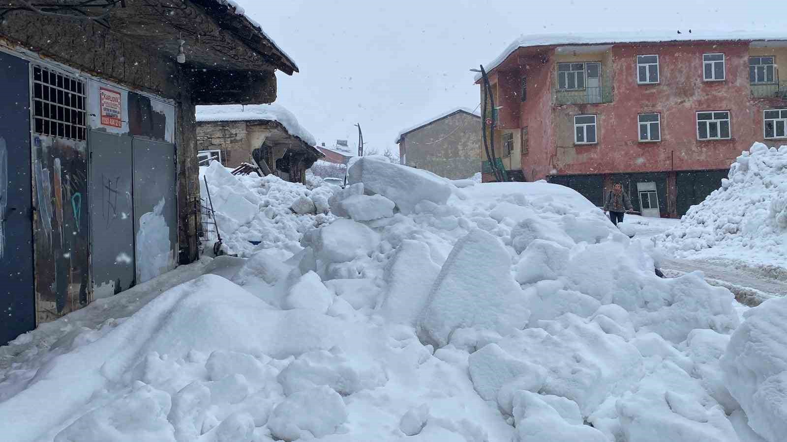 Çatıdan düşen kar kütlesi araca zarar verdi
