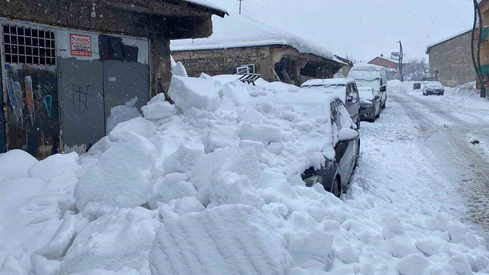 Çatıdan düşen kar kütlesi araca zarar verdi
