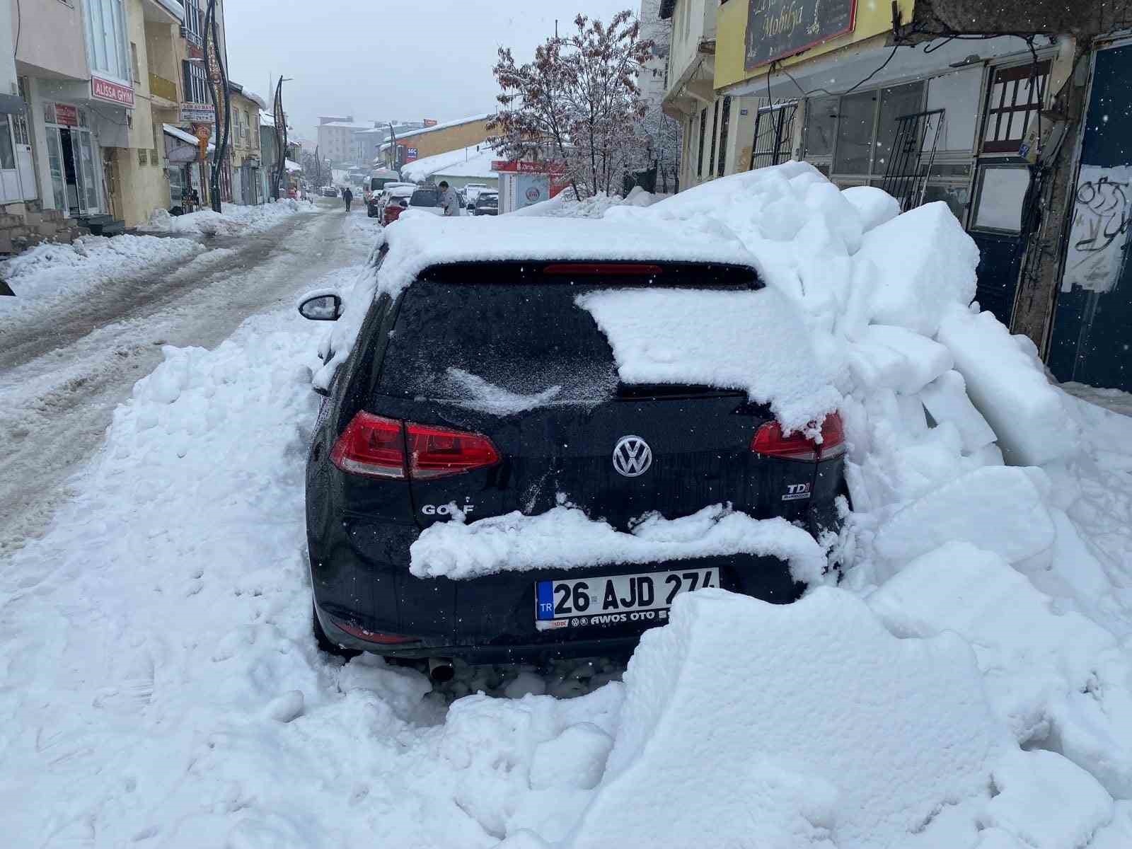 Çatıdan düşen kar kütlesi araca zarar verdi
