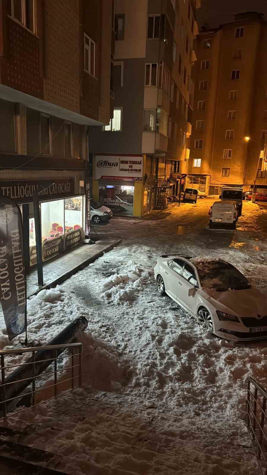 Çatıdan düşen kar kütlesi otomobili kullanılamaz hale getirdi
