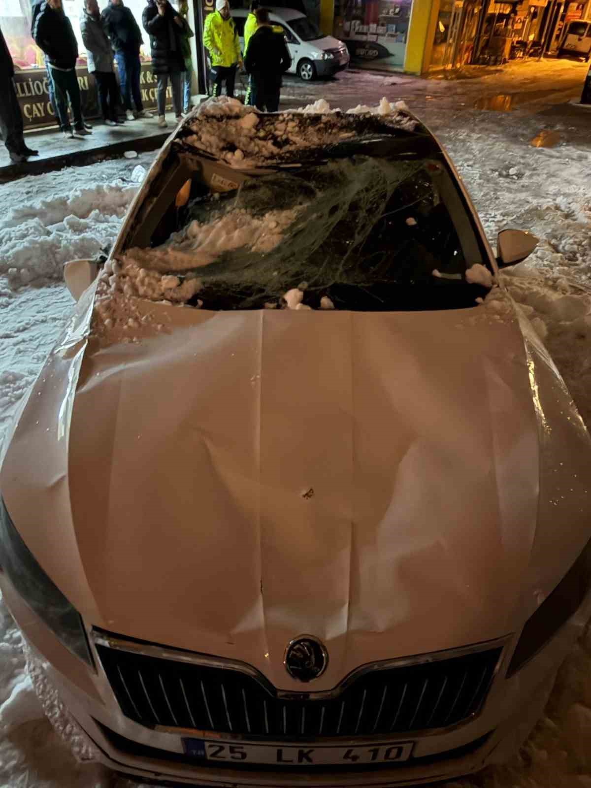 Çatıdan düşen kar kütlesi otomobili kullanılamaz hale getirdi
