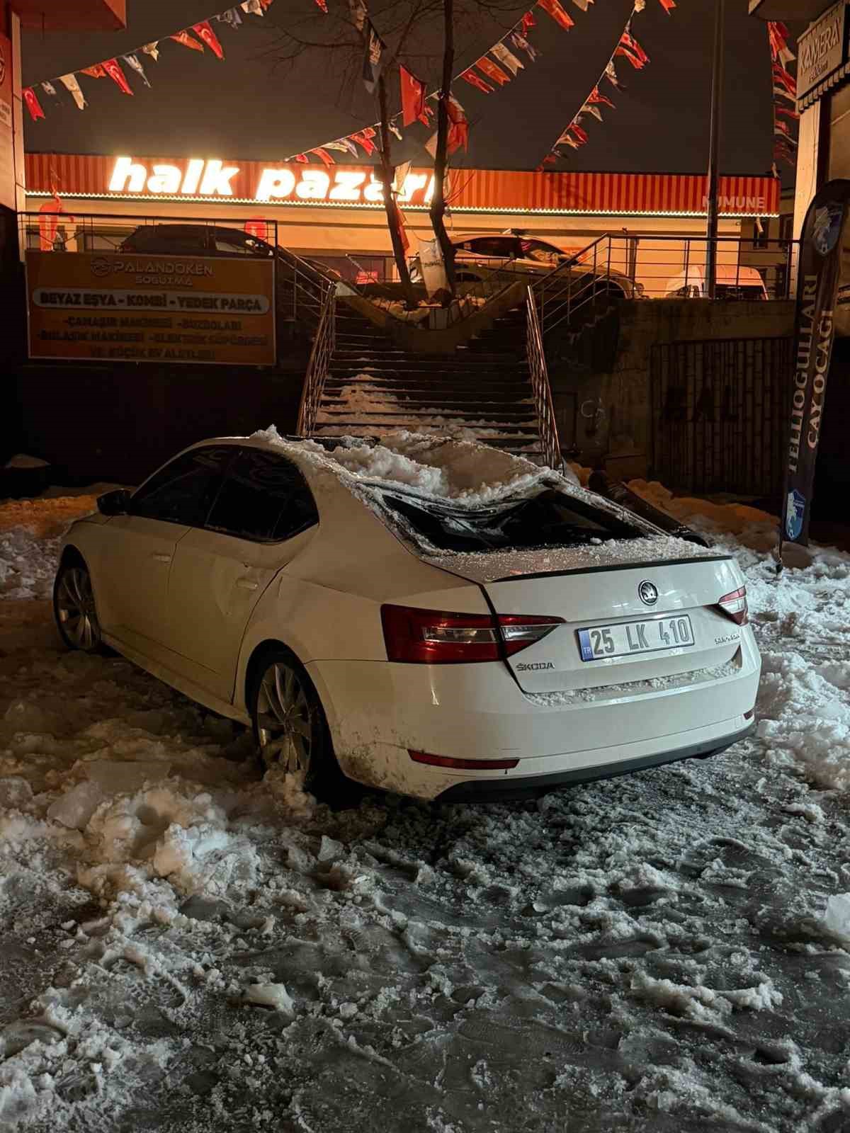 Çatıdan düşen kar kütlesi otomobili kullanılamaz hale getirdi
