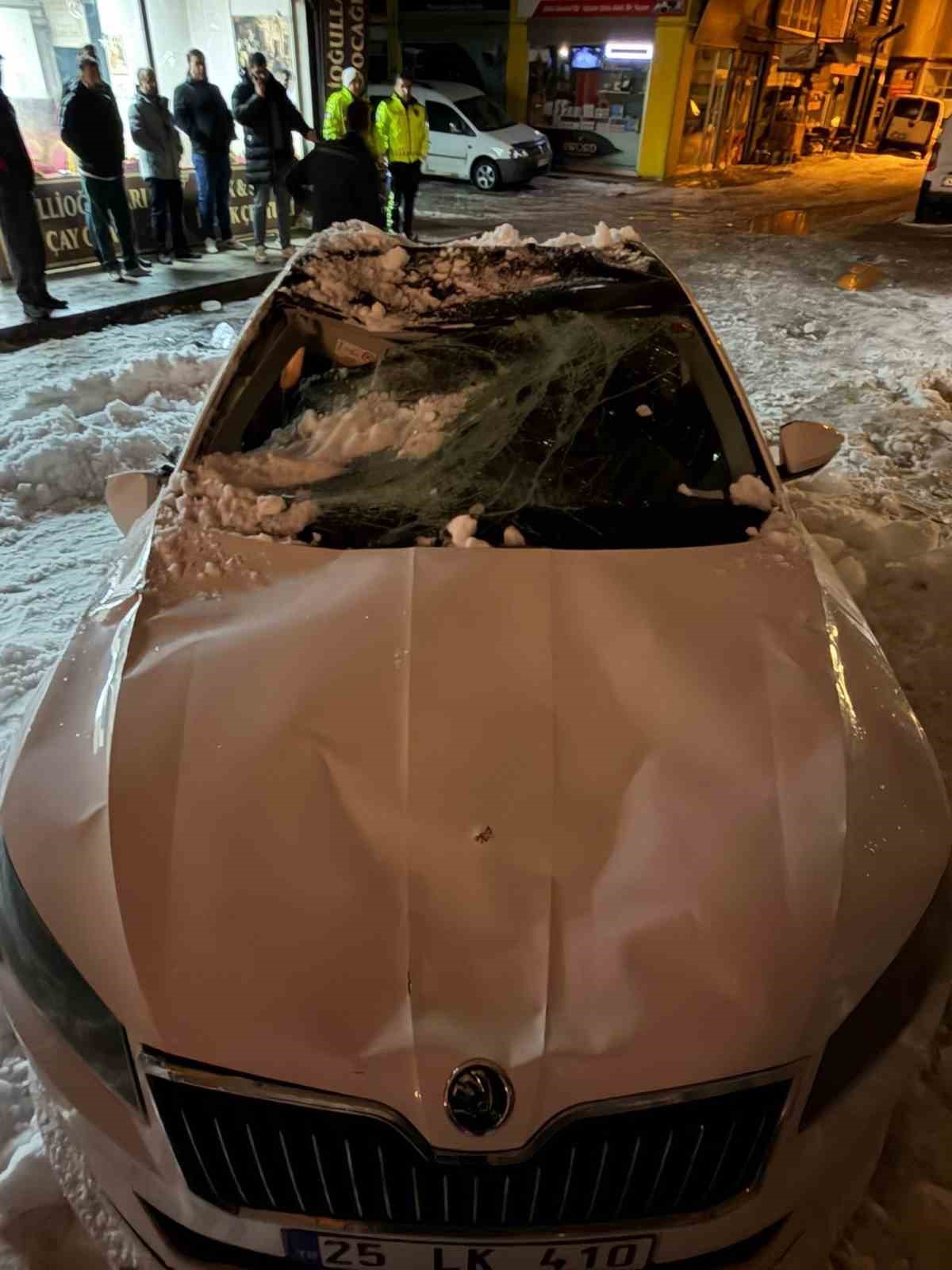 Çatıdan düşen kar kütlesi otomobili kullanılamaz hale getirdi
