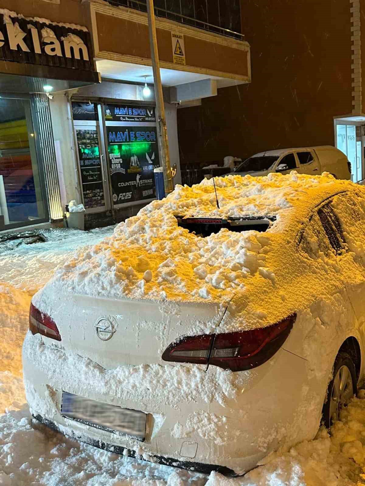 Çatıdan düşen kar kütlesi park halindeki otomobile zarar verdi

