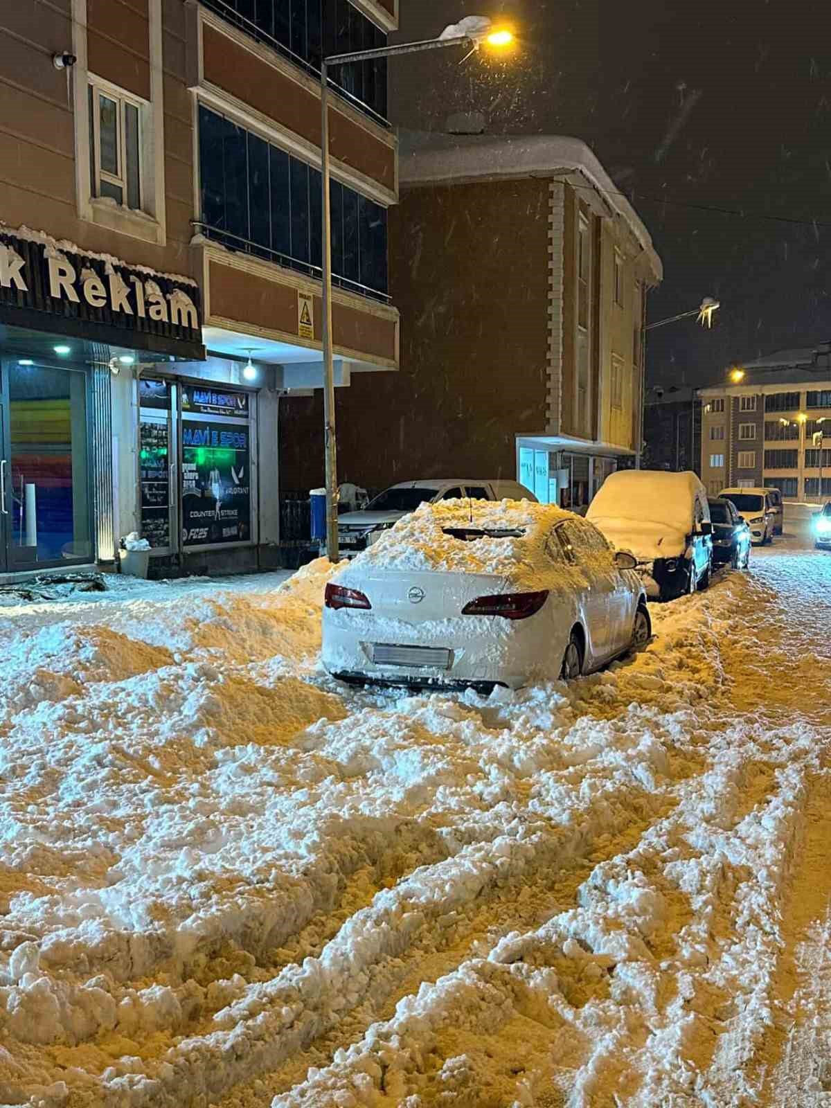 Çatıdan düşen kar kütlesi park halindeki otomobile zarar verdi
